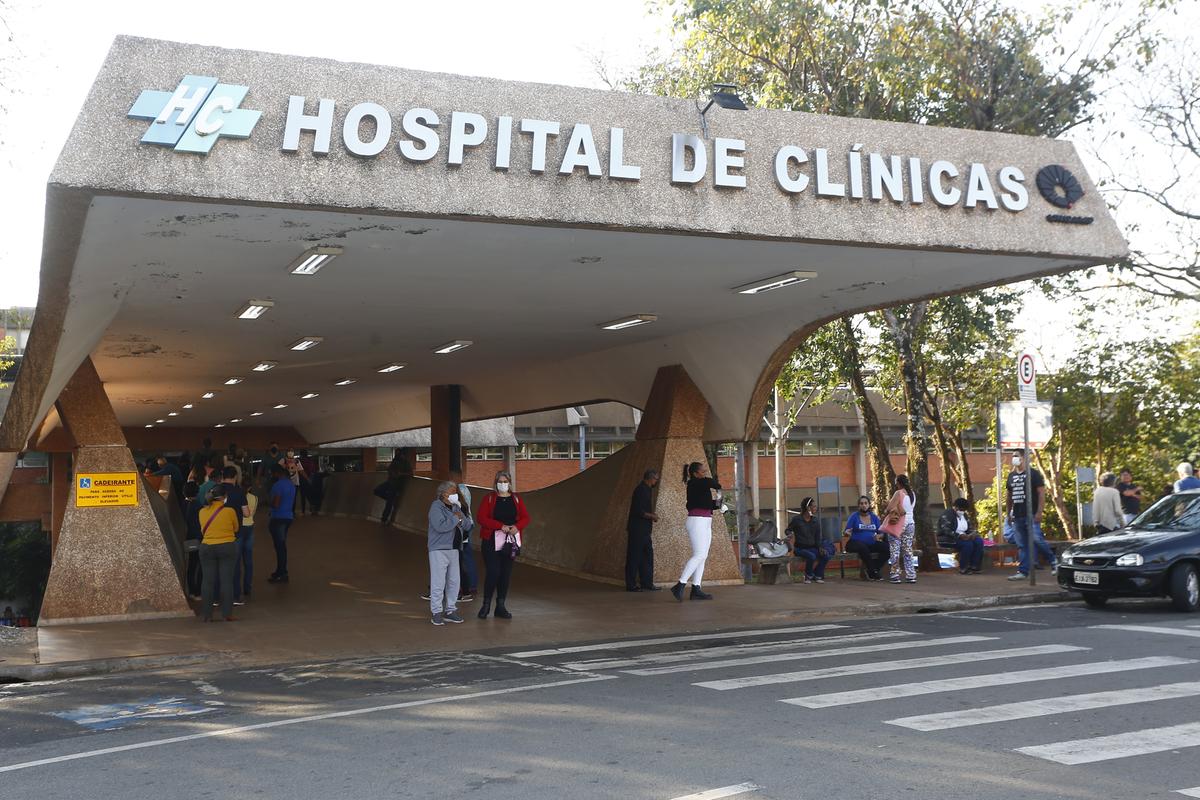 Familiares formam fila na entrada do Hospital de Clínicas (HC) no horário de visita a pacientes internados para a realização de procedimentos cirúrgicos (Kamá Ribeiro)