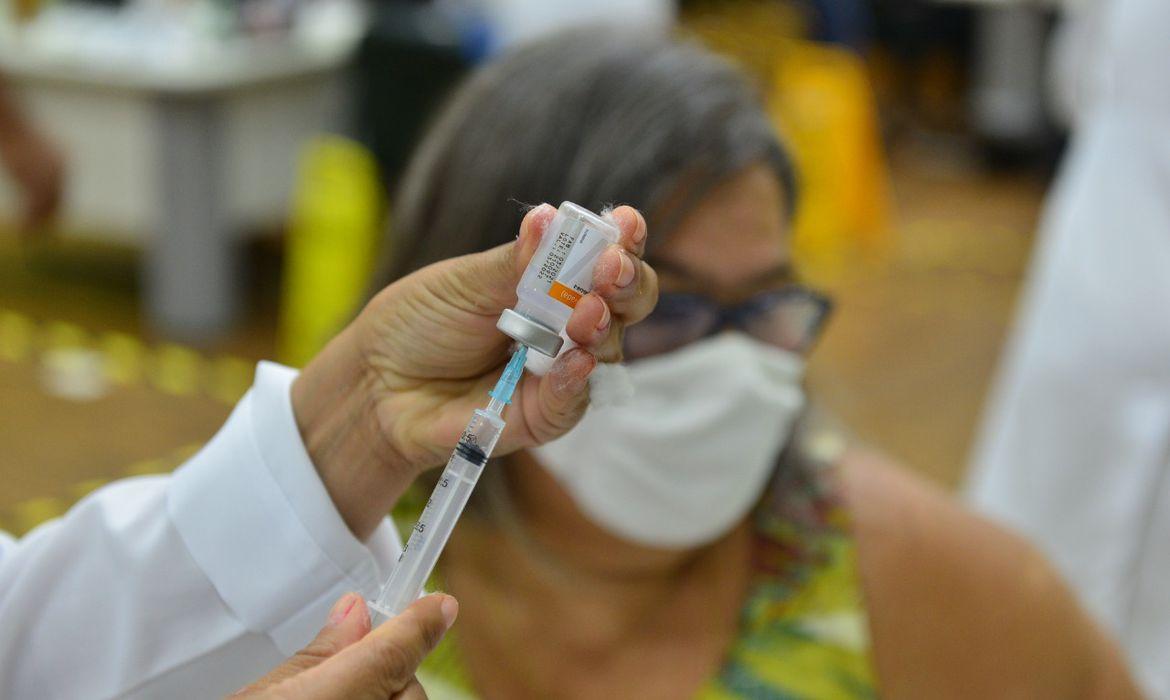 Americana inicia a 4ª dose da vacina contra a Covid-19 em pessoas com 38 anos ou mais (Divulgação/Cremerj/ Agência bRASIL)