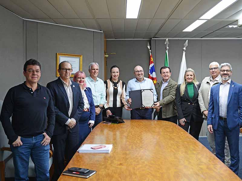 Prefeito assina ordem de serviço para cobertura de guarda-chuvas coloridos ao longo do calçadão da 13 de Maio (Eduardo Lopes)