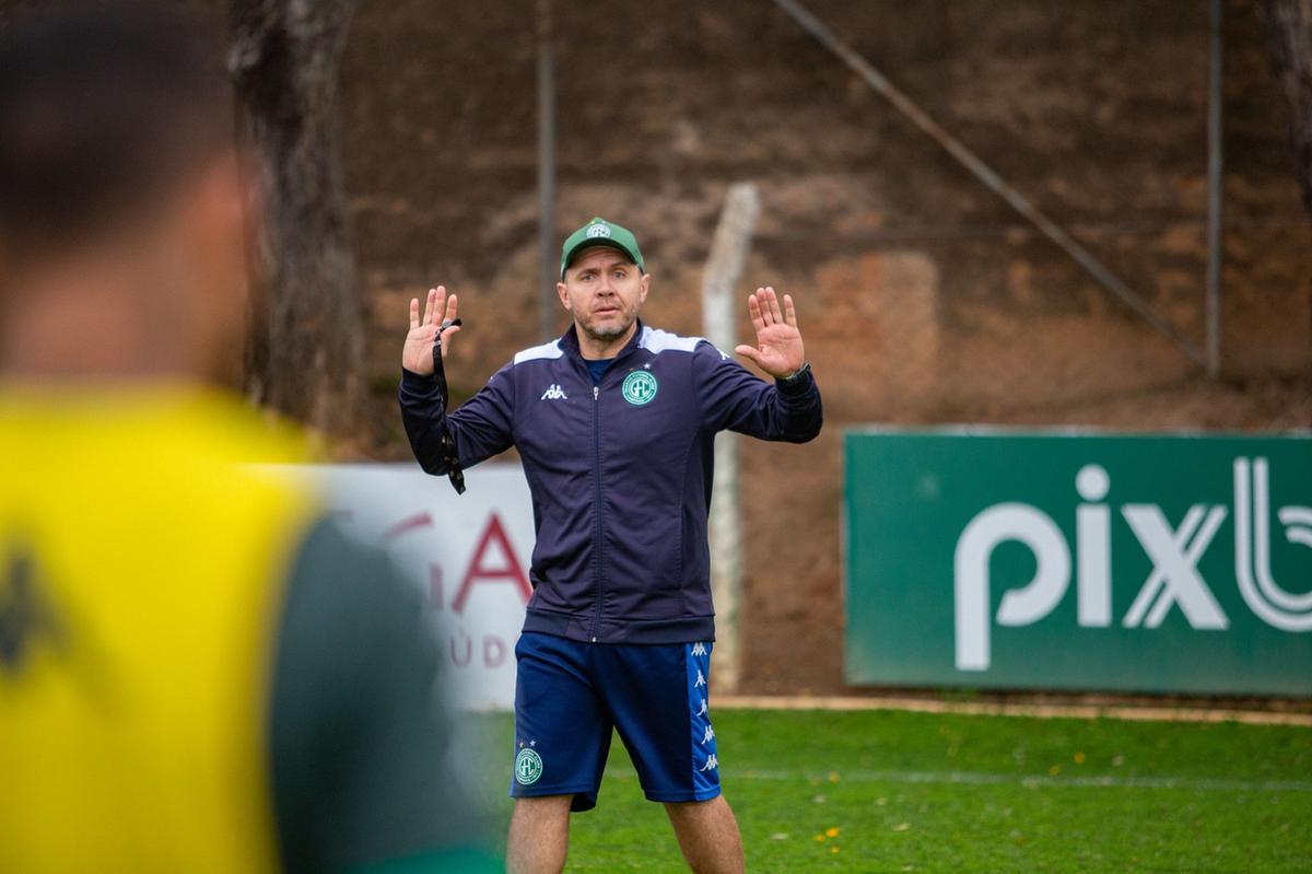 Mozart comanda o Guarani pela primeira vez fora da zona de rebaixamento desde que chegou no Brinco (Thomaz Marostegan/Guarani FC)