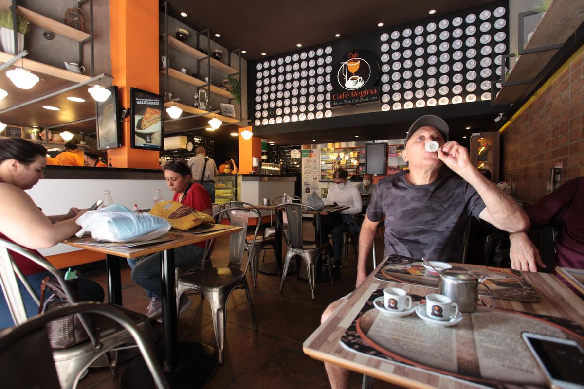 O Café Regina publicou em suas redes sociais uma promoção de aniversário: a cada R$ 3,00 consumidos, o cliente ganha um café de coador para tomar no mesmo dia e celebrar a data (Rodrigo Zanotto)