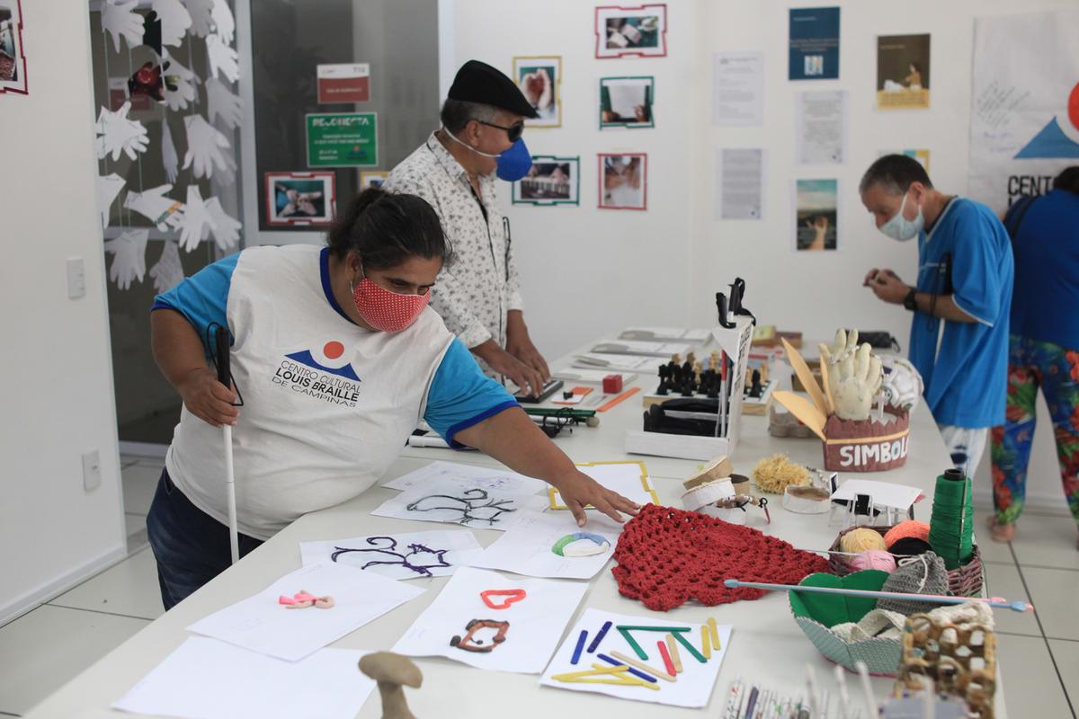 Pessoas portadoras de deficiência visual participam de atividades sensoriais em centro cultural e de bem-estar físico e pisicológico em Campinas: emprego é um dos maiores desafios (Kamá Ribeiro)