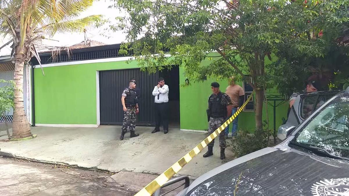 Policiais em frente à casa do suspeito, que foi morto durante uma troca de tiros, no Jardim Novo Ângulo (Cezar Henrique)