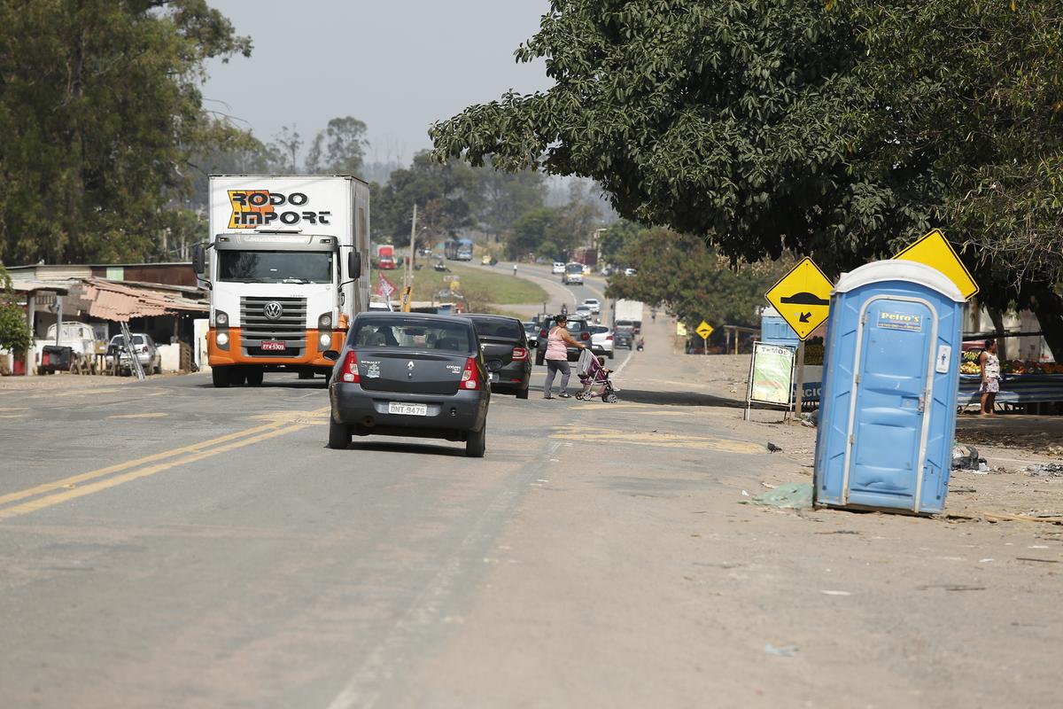 Duplicação da Rodovia Miguel Melhado é uma reivindicação antiga dos moradores da região, que disputam espaço com veículos para atravessar a via, e também dos motoristas, que enfrentam congestionamentos constantes (Gustavo Tilio)