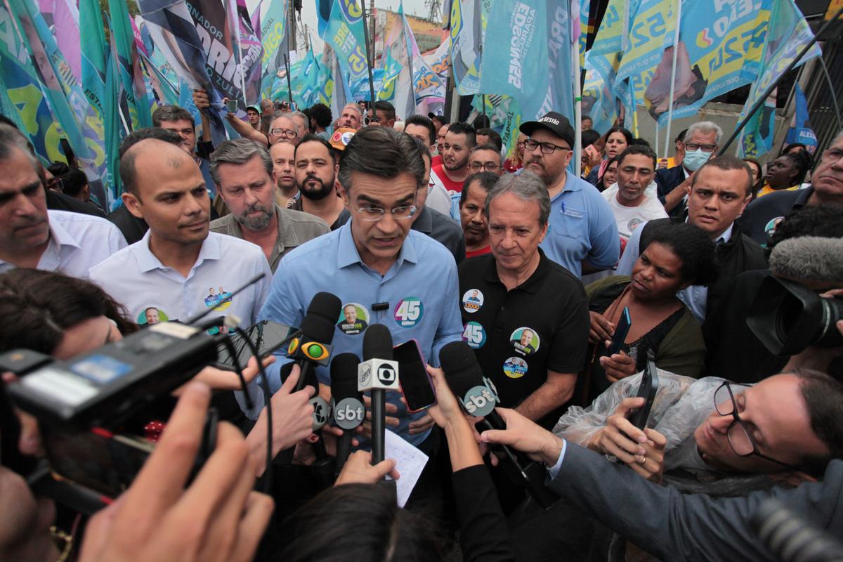 O governador de São Paulo e candidato ao Palácio dos Bandeirantes, Rodrigo Garcia, atendendo à imprensa (Rodrigo Zanotto)