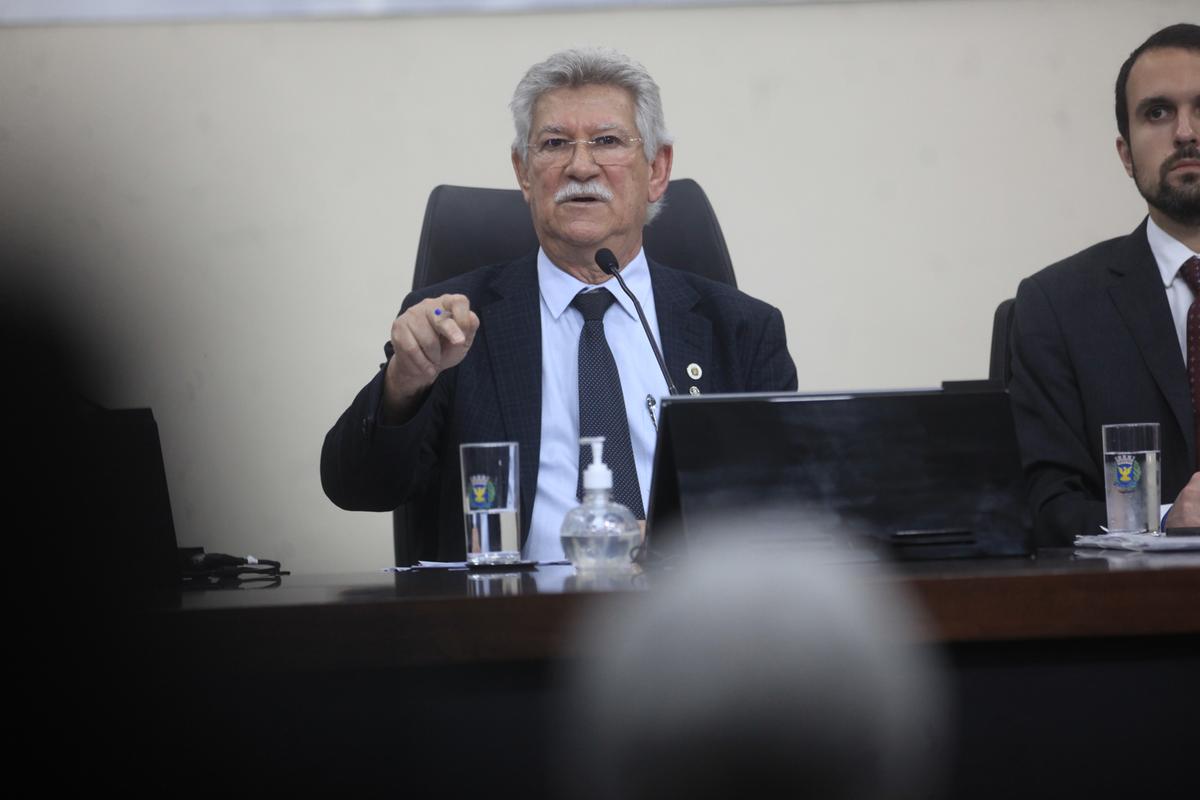 O vereador Zé Carlos conduziu ontem à noite a sessão da Câmara diante de uma forte pressão para deixar o comando da Casa, após a revelação dos áudios comprometedores: parlamentar fala em “perseguição política” (Kamá Ribeiro)