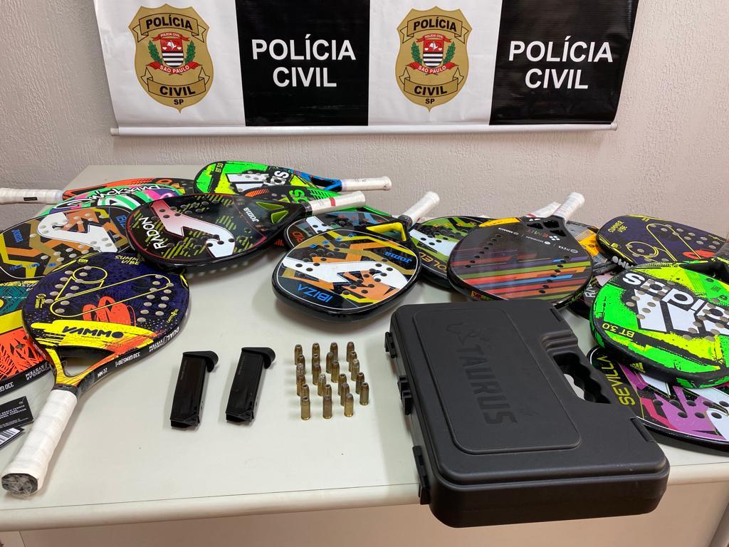 Raquetes, que haviam sido furtadas de um empresário que ia abrir uma loja no bairro, recuperadas pela polícia (Reprodução)