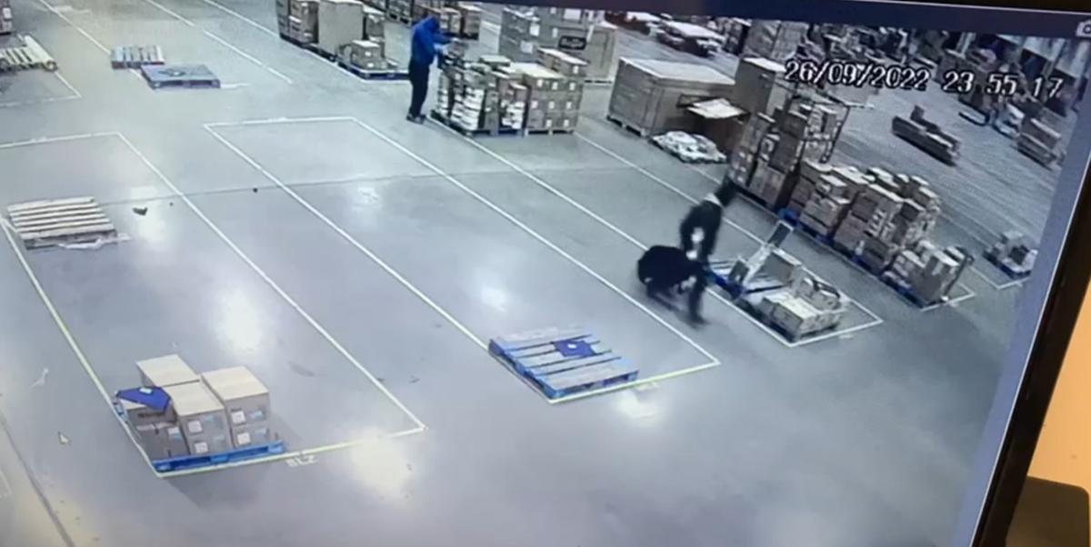 Imagens das câmeras de segurança do local flagraram o momento do roubo (Divulgação)
