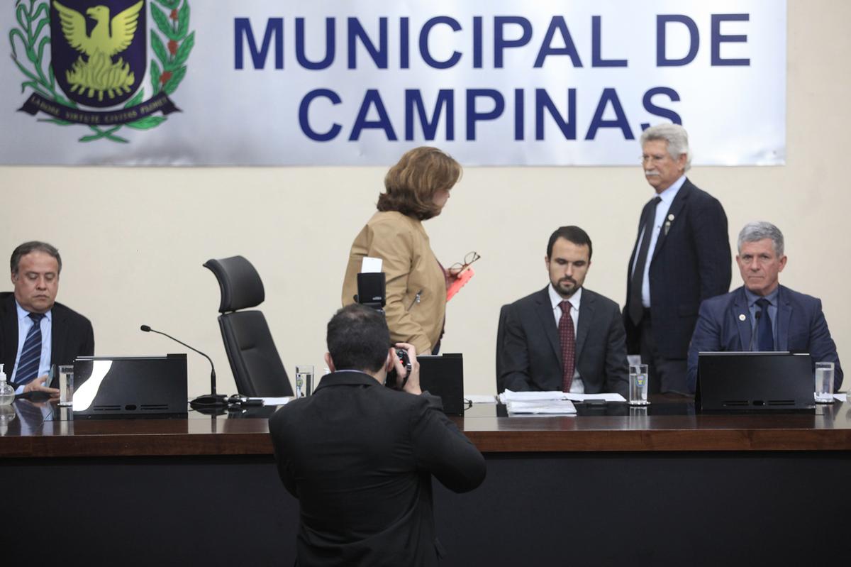 Constrangida com a situação delicada do Legislativo campineiro, Debora Palermo, que assume a presidência da Casa interinamente, observa o colega Zé Carlos, ao fundo (Kamá Ribeiro)