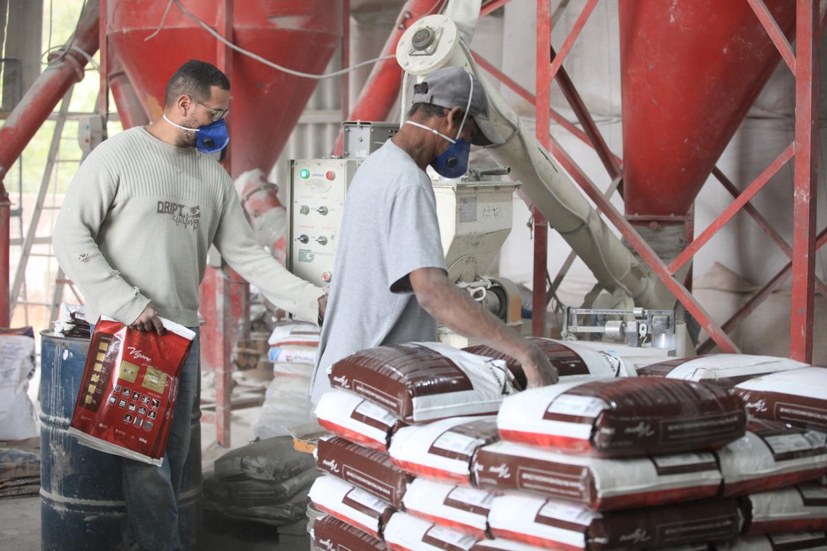 Funcionários de fábrica de argamassa e rejunte, de Valinhos, registrou crescimento de 58% na produtividade após aderir ao programa (Kamá Ribeiro)