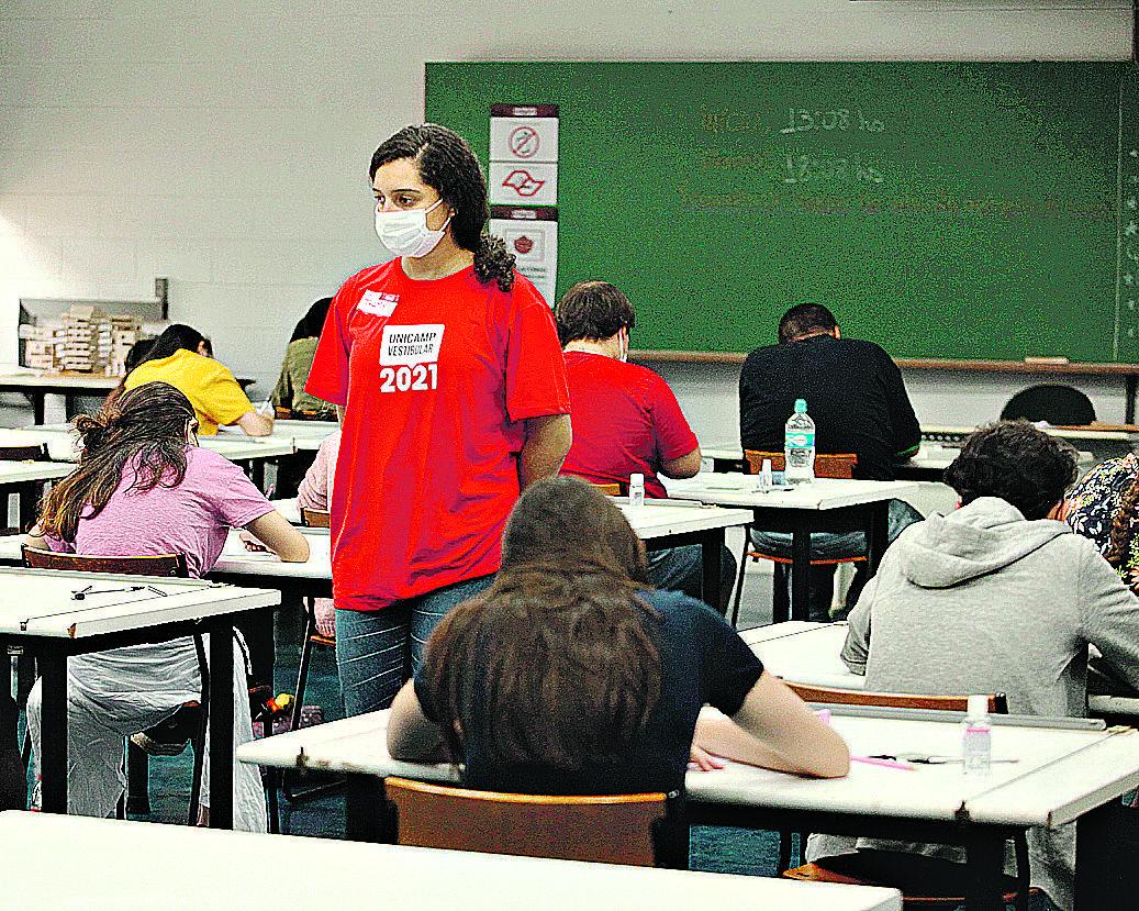 Candidatos durante a prova do Vestibular 2021 da Unicamp: egressos de escolas públicas representam metade dos aprovados (Kamá Ribeiro/ Correio Popular)