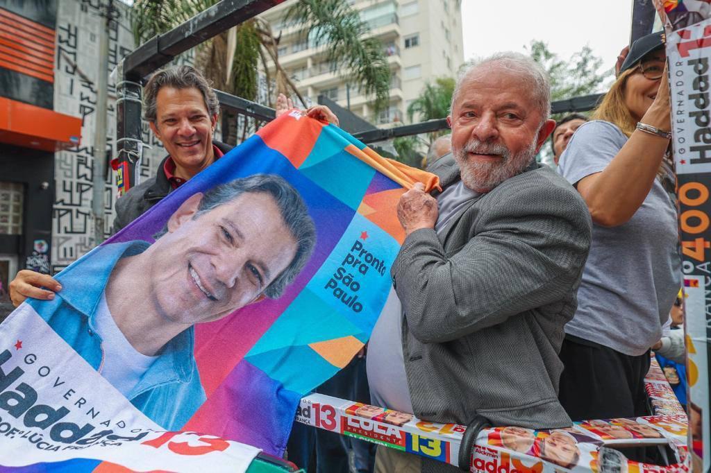 Lula chegou para votar ao lado de aliados, como Haddad que disputa o governo de S. Paulo (Diogo Zacarias/Divulgação)