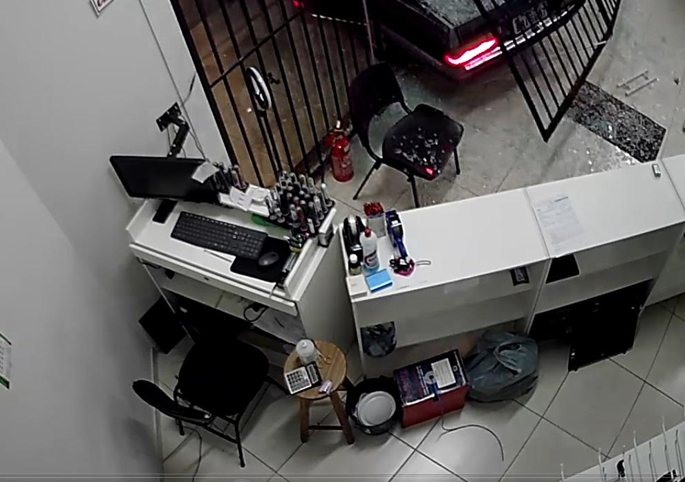 Os criminosos fugiram com R$ 30 do caixa e deixaram o prejuízo de cerca de R$ 20 mil (Reprodução)