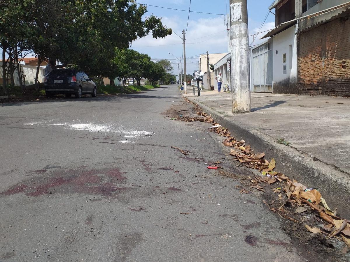 Na rua, é possível visualizar as marcas de sangue no ponto onde o assaltante caiu baleado e agonizou até a morte (Alenita Ramirez)