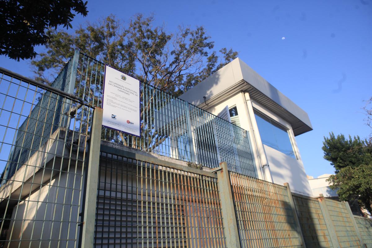 Placa informa que o prédio da Câmara Municipal encontra-se fechado para obras de recuperação estrutural (Kamá Ribeiro)