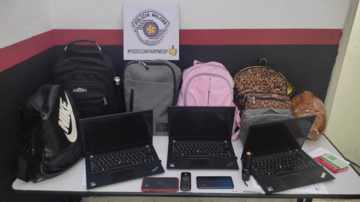 No veículo, os policiais encontraram quatro mochilas de vítimas distintas, com notebooks e laptops, além de chaves e aparelhos específicos para abrir veículos (Divulgação)