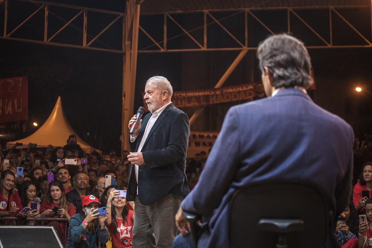 Com Fernando Haddad de costas, Lula fala para estudantes da Unicamp, em visita no dia 26 de maio (Diogo Zacarias)