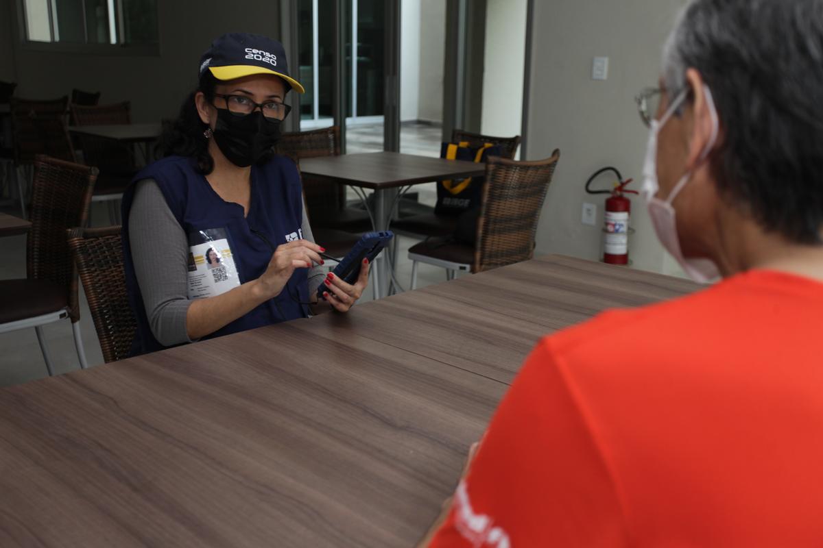 A recenseadora Andreia Cristina dos Santos, que está trabalhando no Cambuí, explica que chega a deixar o número do telefone celular para facilitar a participação da população, agendando horário para a entrevista (Rodrigo Zanotto)
