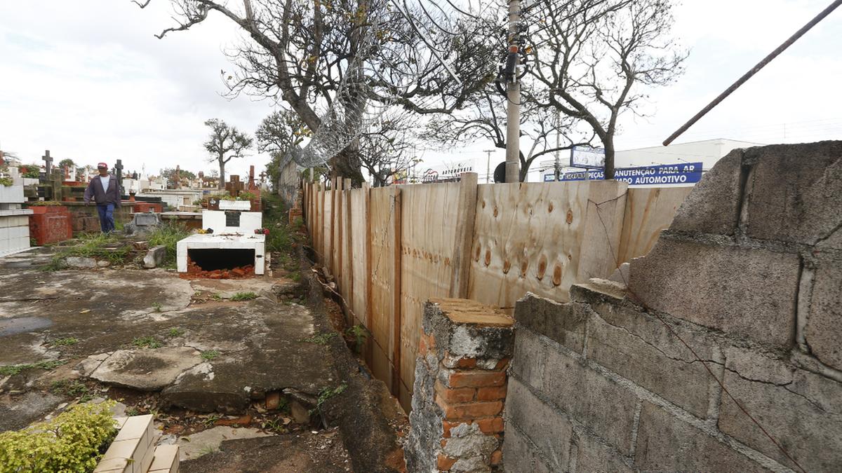 Muro que desabou no dia 30 de março deste ano permanece com apenas um tapume cobrindo a lateral do cemitério na Avenida Engenheiro Antônio de Paula Souza (Gustavo Tilio)