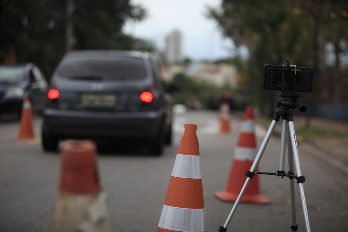 Cada veículo que passa pela barreira tem a placa fotografada e pesquisada no sistema: caso haja qualquer problema, ele será parado para verificação (Kamá Ribeiro)