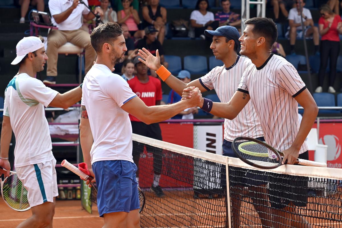 A dupla de tênis boliviana, formada por Boris Arias e Frederico Zeballos (à direita), venceu, no sábado, 8, a dupla argentina, composta pelos tenistas Guido Andreozzi e Guillermo Duran. Chuvas fortes adiaram a final do torneio (João Pires)