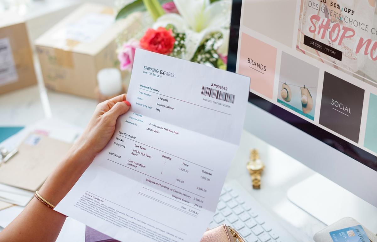 Sequência de números no código de barras e remetente desconhecido podem indicar possíveis fraudes no documento (pixabay)