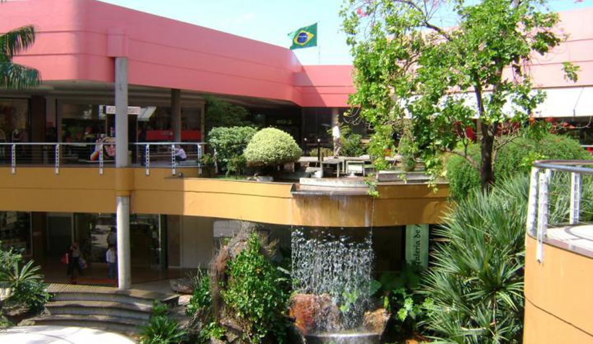 Área interna do centro de compras onde uma joalheria foi atacada por uma quadrilha no último sábado (Divulgação)