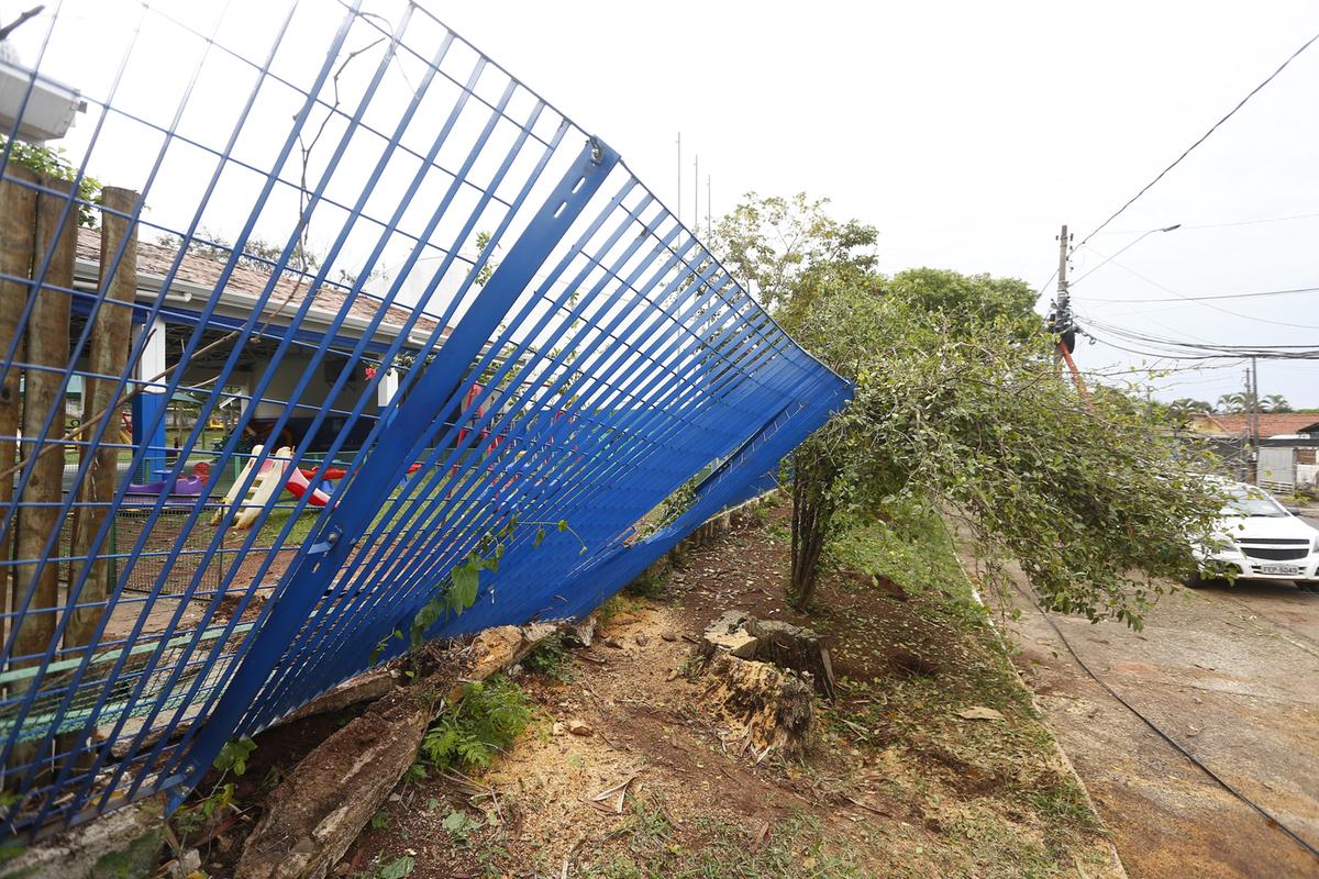 Vento atingiu 55 km/h, causando queda de parte do alambrado do Centro de Educacional Irmã Joana Kallajian, na Vila Padre Anchieta (Gustavo Tilio)