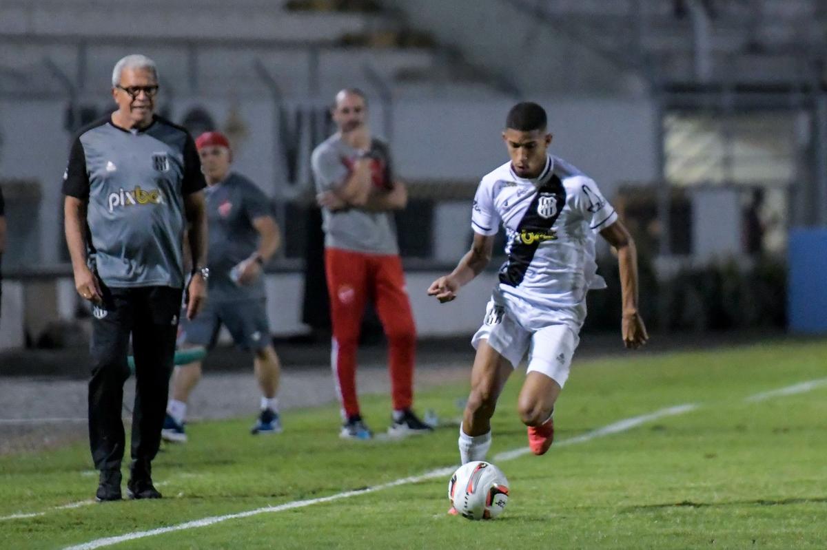 Treinador foi responsável por liderar a reação da Macaca dentro da Série B do Campeonato Brasileiro (Álvaro Jr./PontePress)