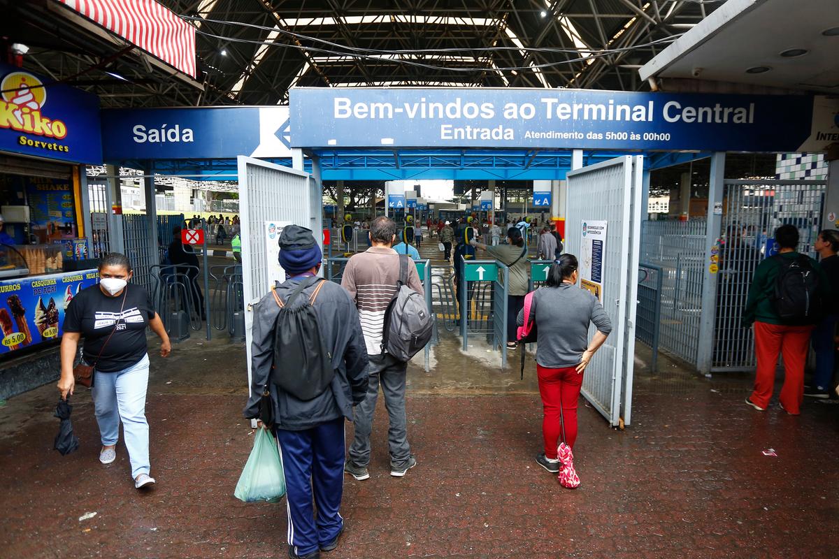 Várias pessoas que chegaram ao Terminal Central de transporte coletivo ontem foram surpreendidas com o início do funcionamento das catracas, sem saber o que fazer para entrar (Gustavo Tilio)