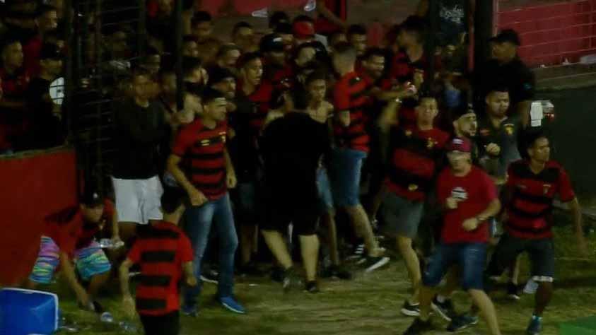 Torcedores do Sport invadem o gramado durante partida contra o Vasco (Reprodução/ TV Globo)