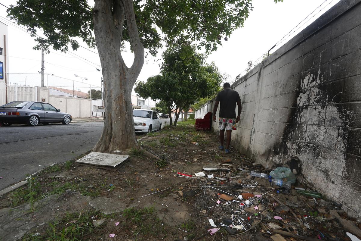 Sem piso ou pavimentação, passeios de vários bairros de Campinas acumulam lixo, até mesmo sofá (Gustavo Tilio)