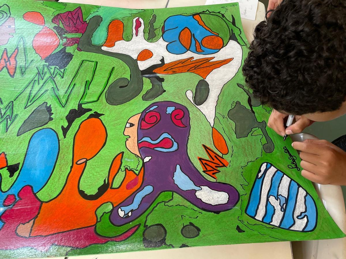 Na mostra são apresentadas 16 telas pintadas em guache sobre o papelão e com acabamento de giz e cola branca; os artistas usaram materiais acessíveis para criar obras únicas inspiradas por grandes nomes do Modernismo (Divulgação)