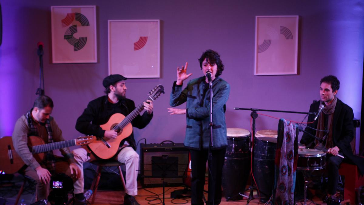 Nina Neder e os músicos Gabriel Peregrino, Mauricio Guil, Théo Fraga e Henrique Mandchuria tocam ritmos latino-americanos (@umquartopordia e @totenkam)