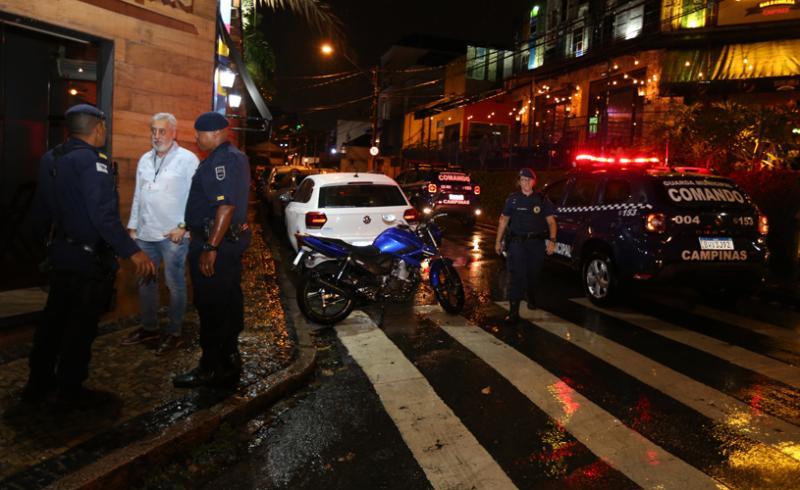 Fiscais e guardas estiveram em 12 estabelecimentos na noite de ontem (Adriano Rosa)
