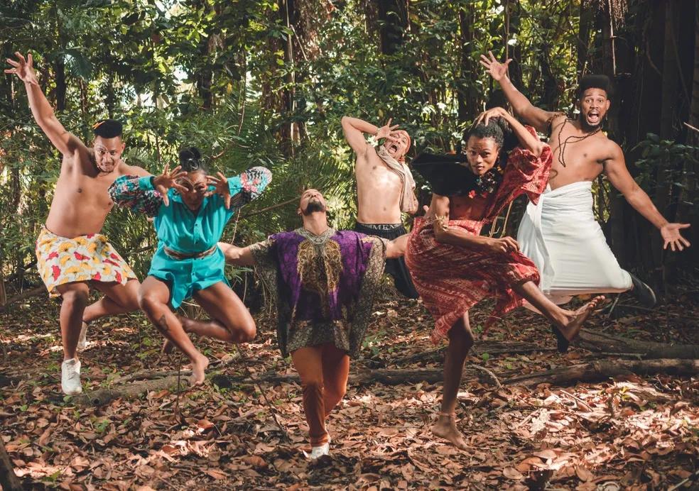 Vitalidade e improvisação presentes no espetáculo que é futurista na essência e ancestral nas relações (Jurssa Santos)
