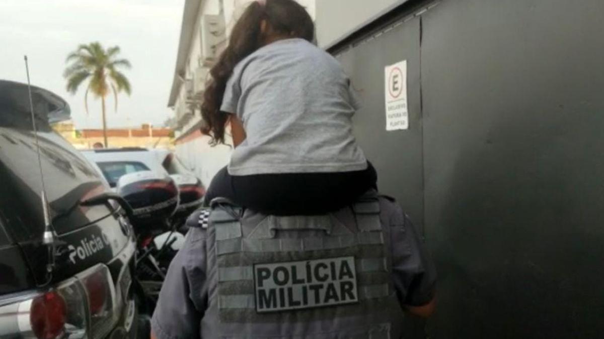 Porteira deixou a filha de 5 anos trancada em apartamento para ir beber no bar (Divulgação)