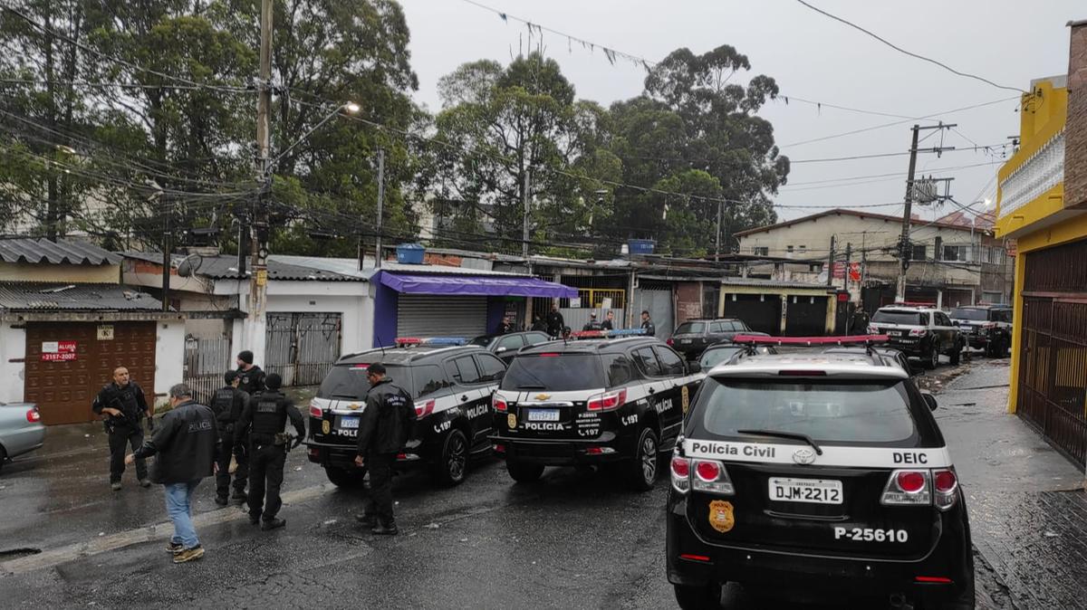 Equipes da Deic, na manhã de ontem, no bairro Americanópolis, onde o suspeito foi capturado em casa (Divulgação)