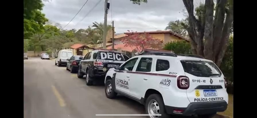 Viaturas próximas à residência dos avós, no bairro São Marcos: o suspeito participou de live intitulada “Encontro privado de amigos” por um app (Divulgação)