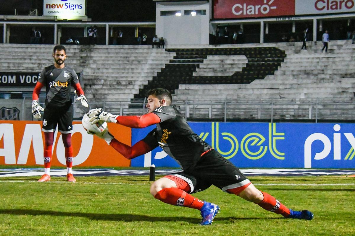 Caíque França, goleiro do Corinthians, passa por cirurgia