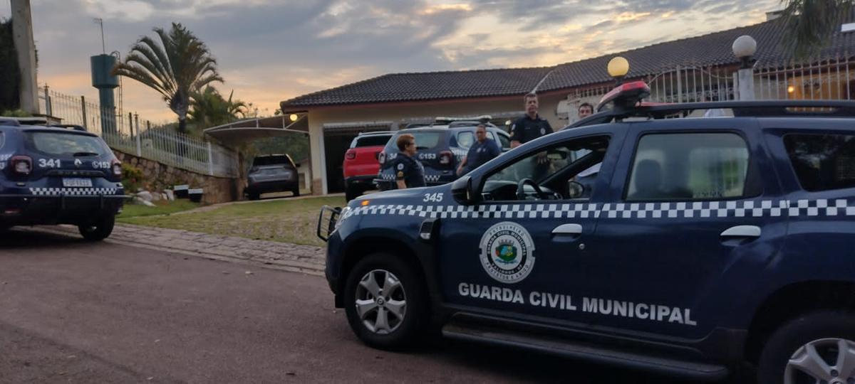 Viaturas da Guarda Municipal de Valinhos em frente ao condomínio atacado pelos bandidos de madrugada (Divulgação)