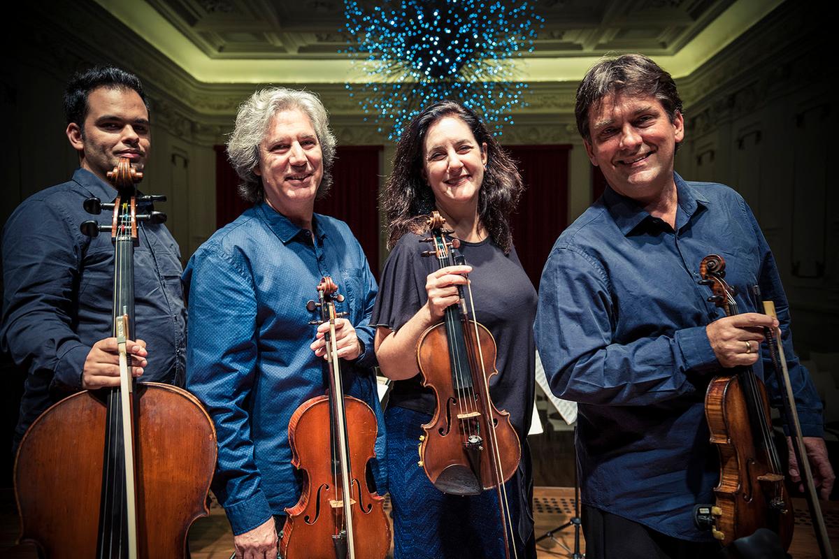 Quarteto de Cordas é formado pelos violinistas Nelson Rios e Betina Stegmann, o violonista veterano Marcelo Jaffé e o violoncelista Rafael Cesario (Fabiana Stig)