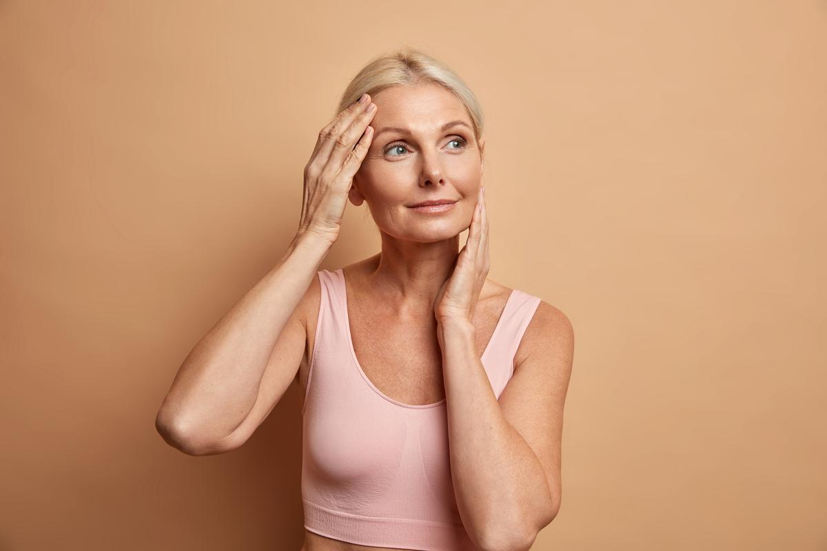 A menopausa não  é caracterizada  apenas pelo fim  do ciclo menstrual,  mas também pela  redução natural  da produção  de hormônios  feminino (Freepik)