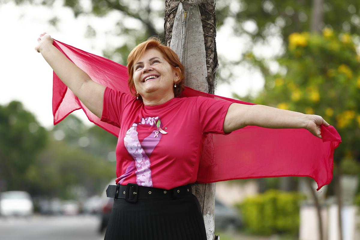 A professora Edna Barros perdeu o chão quando recebeu o diagnóstico, mas enfrentou o tratamento e hoje, com uma vida menos corrida, conscientiza seus alunos e outras pacientes sobre prevenção e cura (Gustavo Tilio)