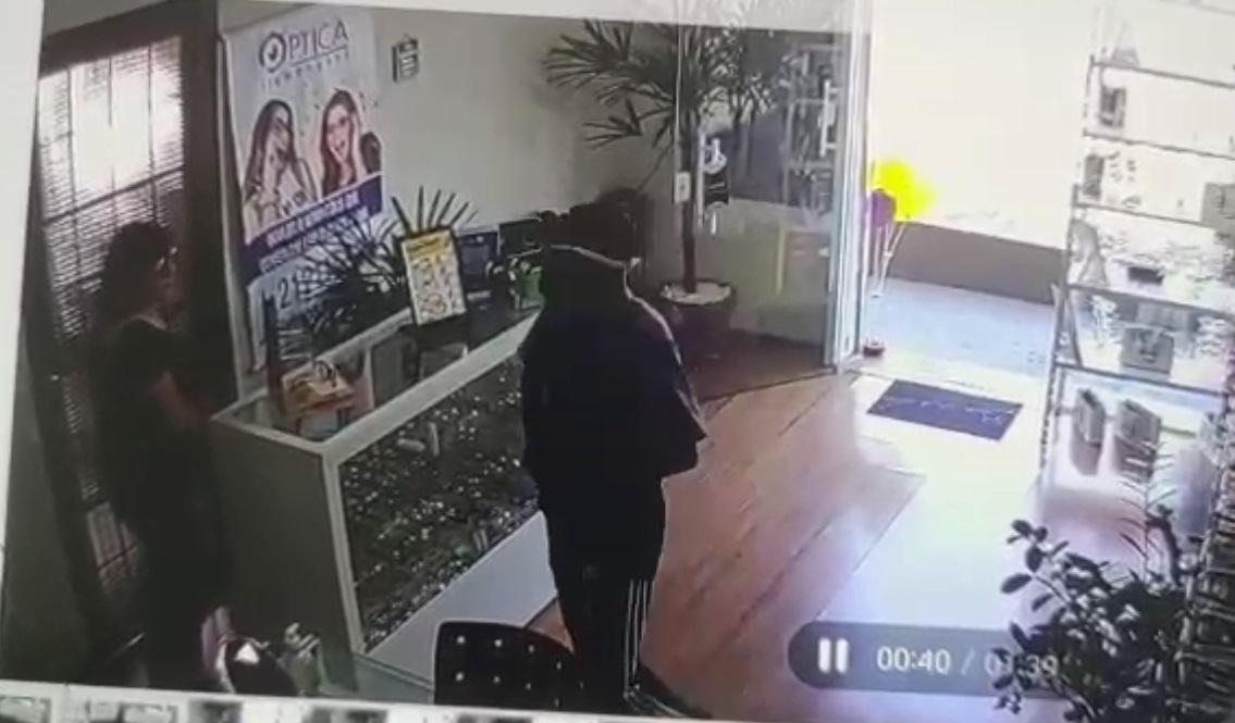 Óptica no Jd. Alto da Barra foi alvo de assalto: foram levados nove óculos, R$ 350 em dinheiro e um celular. Os bandidos fugiram em um Corsa cinza (Captura de imagens)
