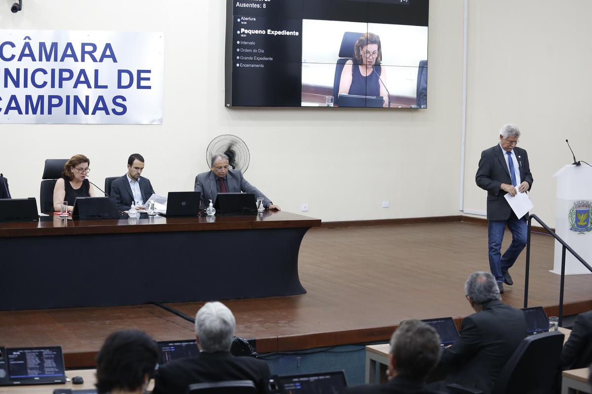 Zé Carlos (à direita) deixa o plenário da Câmara após entregar o seu pedido de renúncia do cargo de presidente, durante a sessão de ontem (Gustavo Tilio)