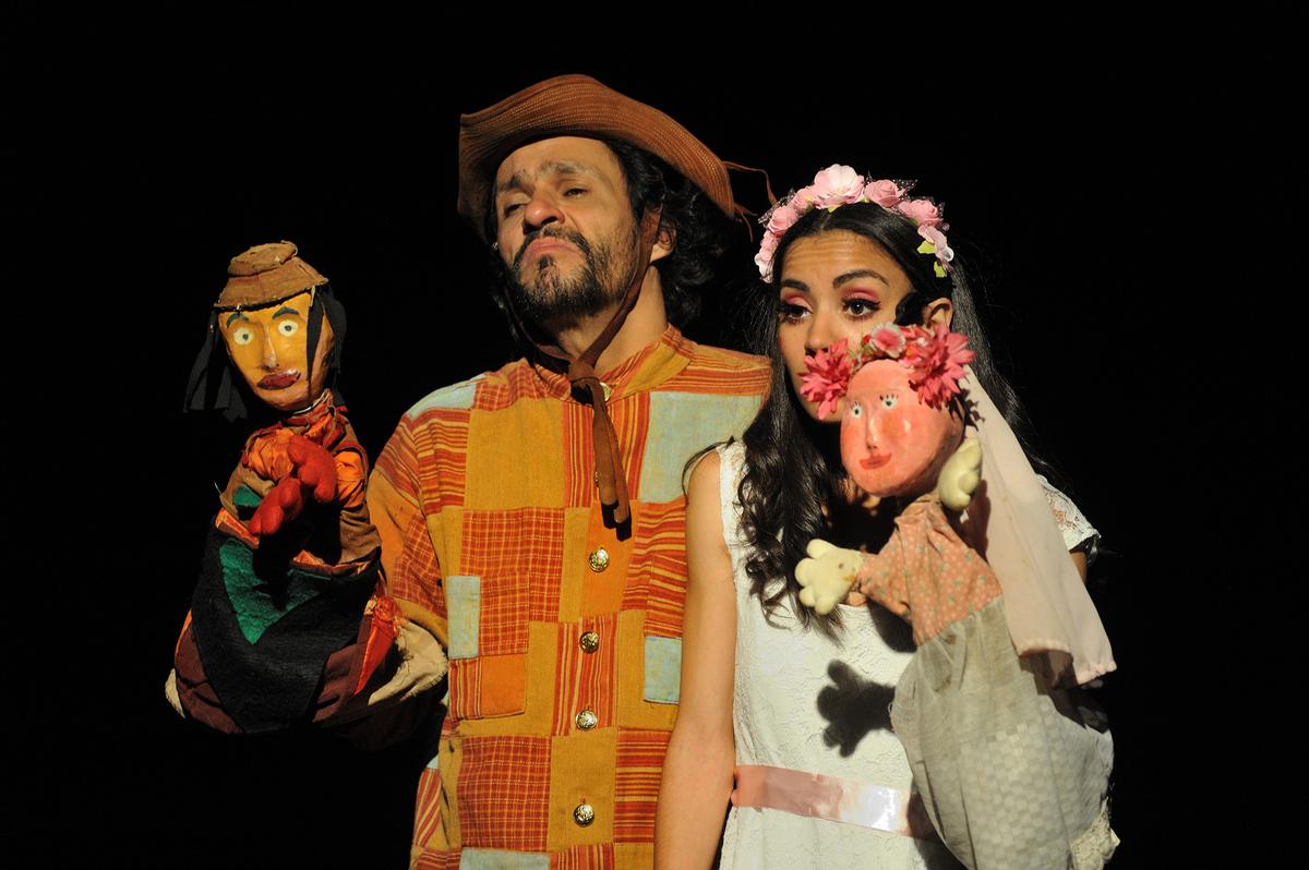 Personagens do universo mítico brasileiro, como Papa-Figo, Janaína Mãe D’Água e Miquelina do Jequitinhonha, cruzam os caminhos do vaqueiro e de sua amada na peça teatral da companhia Pia Fraus (Pia Fraus)