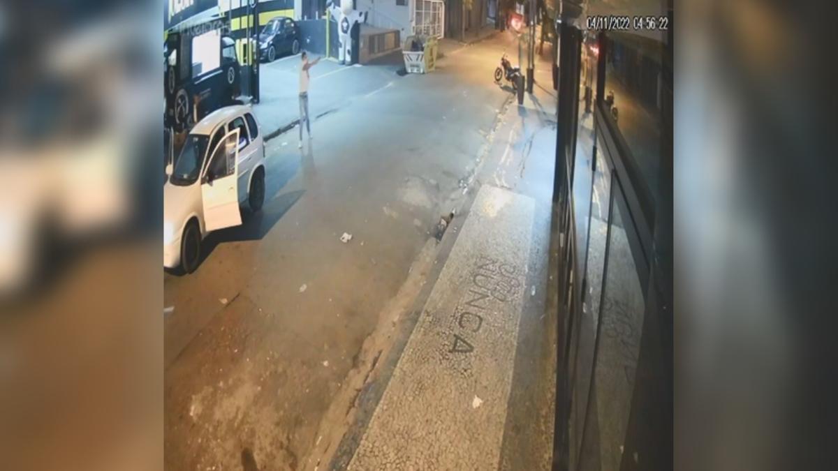 A ação foi registrada por câmeras de vigilância (Captura de Imagens)