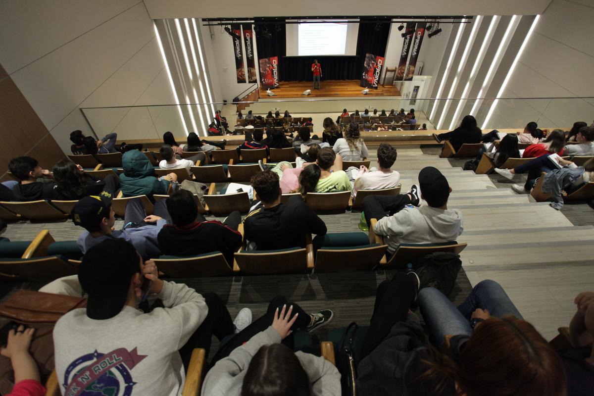 Jovens lotaram as salas de aulas ontem, quando os professores de cursinhos realizaram a revisão de todo o conteúdo estudado durante o ano e tiraram as últimas dúvidas: prova desta fase será de múltipla escolha (Rodrigo Zanotto)