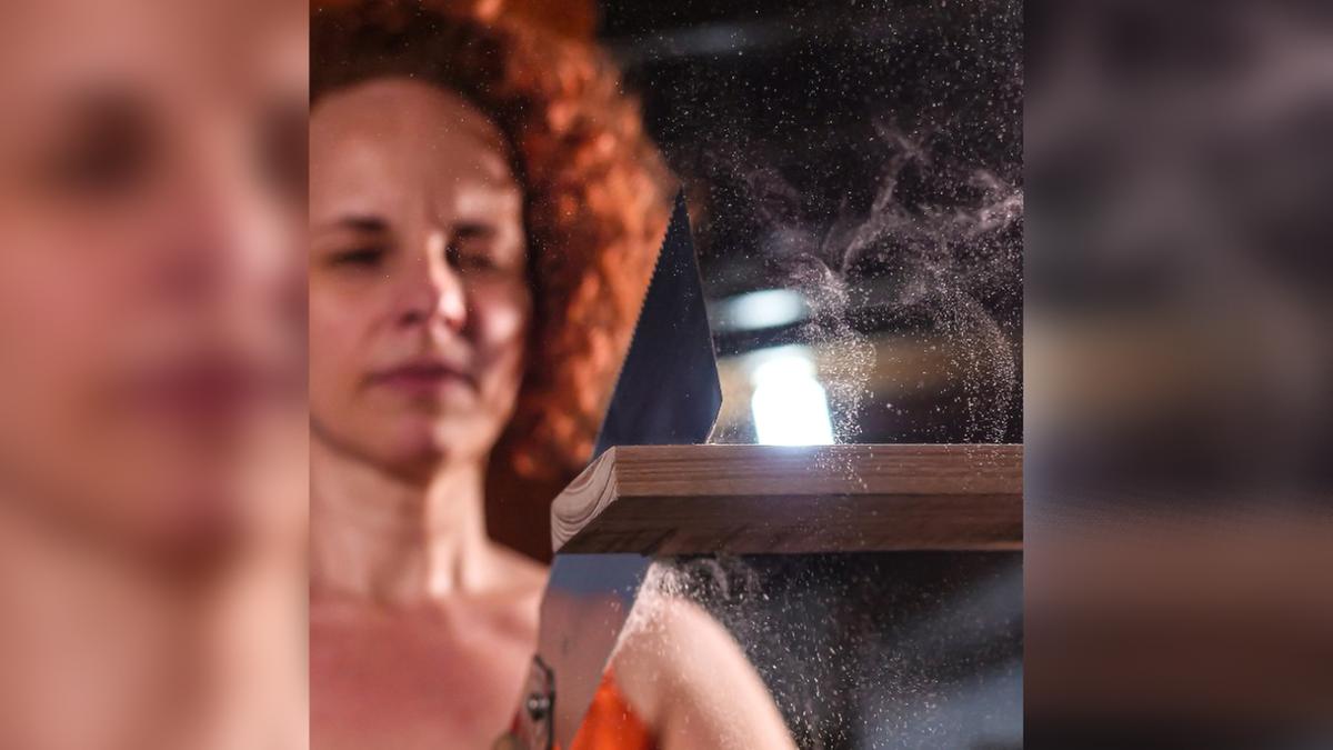Autodidata, ela, como pesquisadora, aplicou o método na marcenaria a partir de tentativas e erros até chegar aos resultados que buscava (Raphael Montagner)